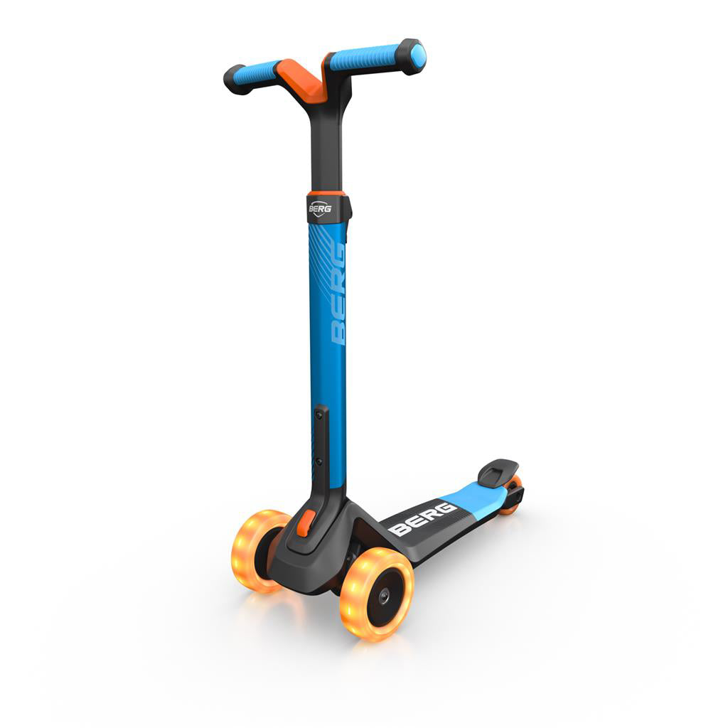 https://bergtoys.ro/images/thumbs/0013619_trotineta-berg-nexo-albastru-pliabila-cu-lumini.jpeg