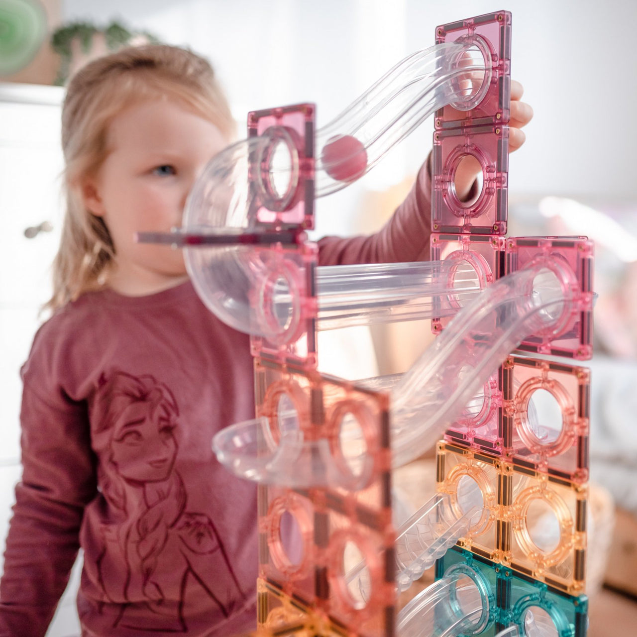 https://magicashop.ro/images/thumbs/0024607_magnetic-tiles-set-constructie-magnetic-marble-run-106-piese-culori-pastel.jpeg